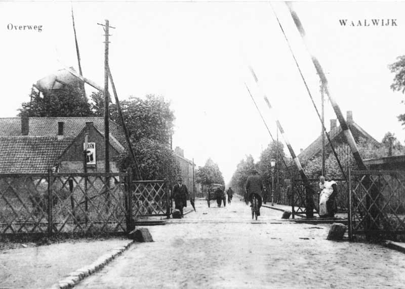 Bestand:10087 Spoorwegovergang.jpg