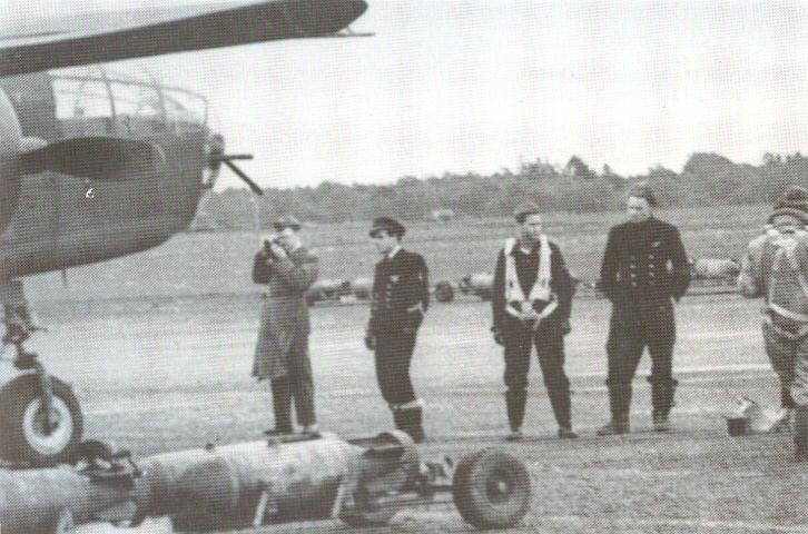 Bestand:Cor Bank voor zijn Mitchell.jpg