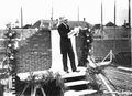 Burgemeester Moonen leest de oorkonde voor die hij enige ogenblikken later met een gedenksteen zal inmetselen in de hal van het nieuwe raadhuis, 25 augustus 1931 (SALHA, fotonr. WAA50023, foto Fotopersbureau Het Zuiden).