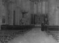Interieur St. Clemenskerk, ca. 1930. De priester is waarschijnlijk pastoor Van Erp (GAW, fotonr.42587).