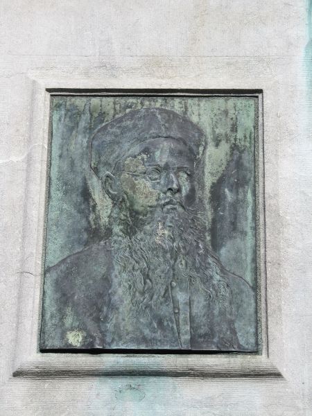 Bestand:Nijmegen - Portret Andreas Zijlmans op de sokkel van het beeld van Bisschop Ferdinand Hamer van Bart van Hove in de Bisschop Hamerstraat.jpg