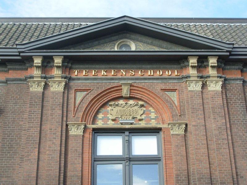 Bestand:Detailopname gevel Teekenschool.jpg